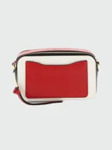 Bandolera Marc Jacobs modelo The Snapshot, de cuero color gris con detalles en beige y herrajes dorados. Presenta correa de tela con el logo de la marca y doble compartimento con cierre.