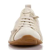 Zapatilla urbana blanca con detalles dorados, de cuero y tela calada. Cuenta con cordones, suela antideslizante Bounce® y plantilla extraíble de poliuretano con inserto de gel en el talón.
