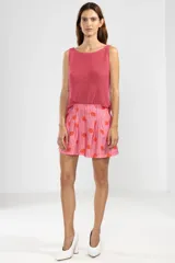 Shorts de tejido liviano con estampado floral, cintura elastizada, pliegues al frente y bolsillos laterales.