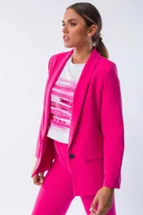 Blazer fucsia de corte clásico con solapas, cierre con un botón y bolsillos frontales.