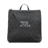 Mochila negra de poliéster con diseño tejido formando rombos. Tiene formato rectangular, acceso con cierre, correa regulable y asa fija. Cuenta con un bolsillo interno con cierre y dos abiertos, herrajes plateados, un compartimento y logo de XL Extra Large al frente en símil cuero.