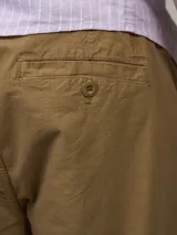 Bermuda de gabardina color ocre, con bolsillos laterales tipo cargo y corte a la rodilla.