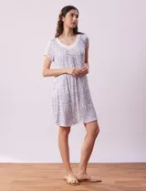 Camisón corto de tejido soft con estampado de rosas azules, escote redondo con ribete gris y mangas cortas.
