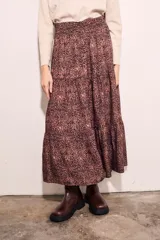 Falda midi de viscosa con estampado animal print en tonos marrones.