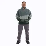 Campera polar de hombre con cierre frontal, cuello alto y mangas largas. Diseño con bloques de color en tonos de verde y gris, con estampado de árboles en la parte inferior.