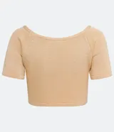 Blusa cropped color crema de viscosa con manga corta, escote en V, fruncido en el busto y abertura en el abdomen.