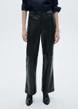 Pantalón de cuero negro de corte recto.
