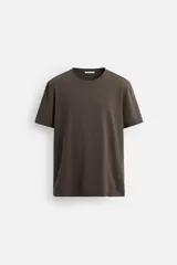 Camiseta de manga corta color marrón oscuro, corte slim fit y cuello redondo.
