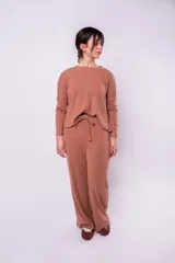 Pantalón negro de tejido de punto acanalado, corte palazzo y cintura alta con lazo ajustable.