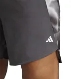 Short deportivo Adidas color gris con cintura elástica, paneles laterales con estampado camuflado y logo de la marca en el ruedo.