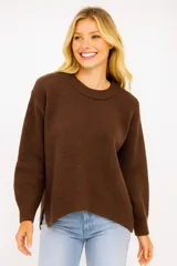 Sweater marrón de punto con cuello redondo y corte holgado.
