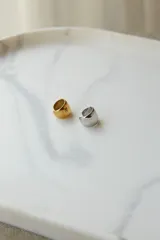 Aro rígido solitario para helix/cartílago en acero quirúrgico hipoalergénico color plateado.