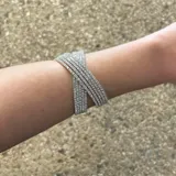 Pulsera plateada de strass con diseño cruzado de varias vueltas.
