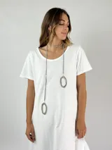Collar plateado con diseño minimalista que incluye piezas ovaladas y cordón ajustable.
