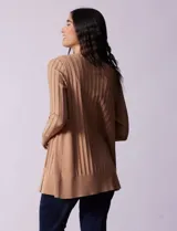 Cardigan azul en tejido acanalado con mangas largas.