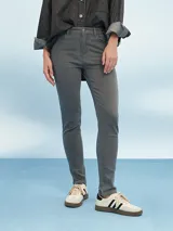 Jean skinny de tiro alto color azul.