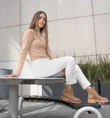 Bota de cuero vacuno color marrón, con suela de goma artesanal y elástico lateral.