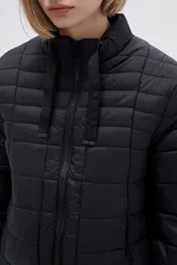Campera puffer negra con cuello mao y cierre frontal con cremallera.