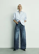 Pantalón de jean azul de corte wide leg.
