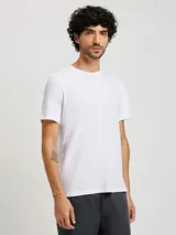 Camiseta básica de manga corta, cuello redondo y calce regular, color rojo jaspeado.