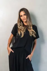 Blusa negra de bambula de punto, con mangas cortas y silueta relajada.