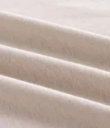 Remera de hombre color verde oscuro, de corte regular, con cuello redondo y mangas cortas.