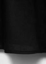 Camisa negra de manga corta confeccionada en mezcla de algodón y lino, con cierre de botones y cuello camisero. Diseño recto y corte holgado.