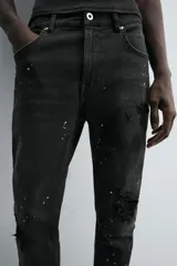 Pantalón de jean celeste de corte skinny con roturas en las rodillas y terminación desflecada.