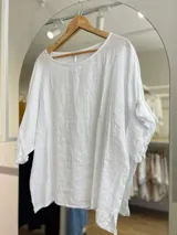 Blusa amarilla de lino con mangas 3/4 y corte holgado.