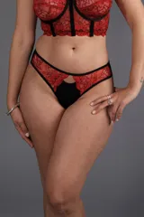 Bombacha de bikini de tiro alto, confeccionada en lycra negra con puntilla elastizada roja en los laterales.