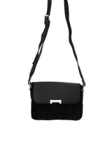 Bandolera negra de simil cuero con correa ajustable, broche imán y herrajes cromados.