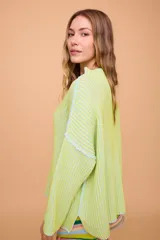 Buzo color crema tejido en algodón, de silueta holgada, mangas anchas y cuello bote.