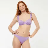 Braguita de bikini color lila con textura brillante.