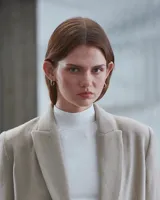 Aros plateados con diseño irregular.