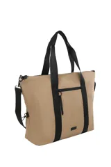 Bolso tipo tote color beige con asas de mano y correa bandolera negra regulable. Tiene un bolsillo frontal con cierre y detalles en negro.