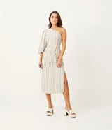 Vestido midi de un hombro, con mangas abullonadas, estampado de rayas verticales en tonos beige, celeste y blanco, y cinturón de cuerda con detalle de cuentas de madera.