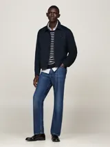 Campera Tommy Hilfiger modelo Ivy, color azul marino, de corte regular, confeccionada en algodón. Tiene cuello inglés, cierre de cremallera, dos bolsillos diagonales en la cintura, puños con botón y logo bordado en el pecho.