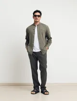 Camisa de lino color beige, de cuello mao y manga larga.