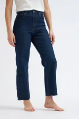 Pantalón de jean azul oscuro, de corte recto y tiro alto.