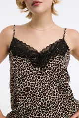 Musculosa con estampado animal print en tonos negro, blanco y verde oliva, con escote en V y detalle de encaje negro en el borde. Tirantes finos ajustables.