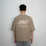 Remera oversize de algodón color beige con estampado gráfico en la espalda que incluye las letras "HC" estilizadas con estrellas y texto inferior que dice "VENERO CULTURE | COPYRIGHT 2022".