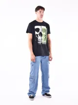 Remera negra de corte regular con estampado de calavera y texto en verde neón.