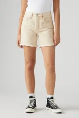 Short de jean color beige, tiro alto, corte recto y ruedo desflecado.