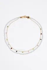 Collar doble, uno de perlas y otro de cadena dorada con cristales de colores.