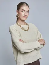 Sweater color beige con lurex, de tejido de punto.