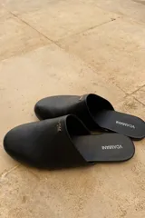 Slippers con estampado animal print, forro y plantilla de cuero negro.