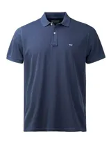 Remera polo color salmón de piqué de algodón orgánico, corte regular, con cuello clásico y tapeta de dos botones.
