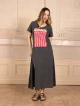 Vestido largo de algodón color gris con estampa frontal de la frase "Amore Mio" en color rojo y rosa. Tiene escote en V y tajo lateral.