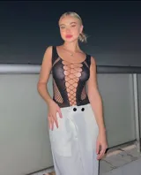 Body negro de red con strass, con aberturas frontales cruzadas y breteles finos.