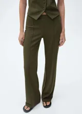 Pantalón de punto verde militar, de tiro medio, corte recto y diseño largo.